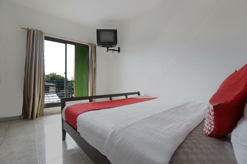 Hotel RedDoorz near Tomang 2 Jakarta Exterior foto