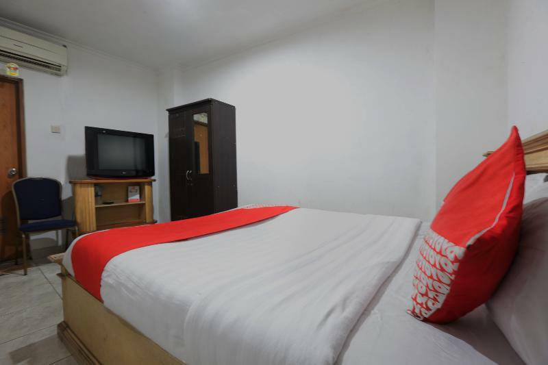 Hotel RedDoorz near Tomang 2 Jakarta Exterior foto